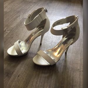 💚Jennifer Lopez white Cindi style heel size 6